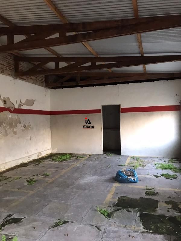 Espaçosa Sala Comercial Coberta com Dois Banheiros e Amplo Pátio