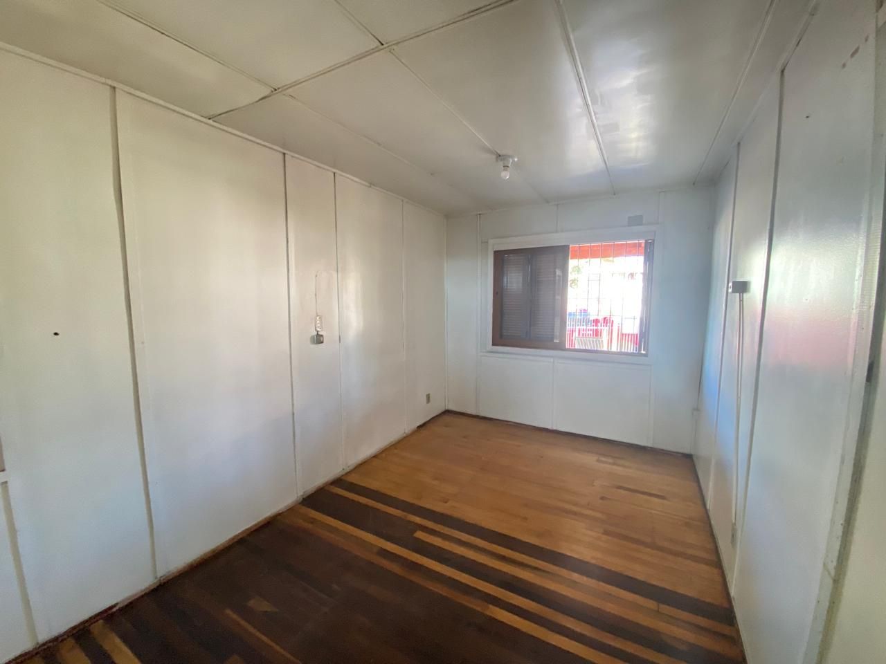 Casa à venda com 4 dormitórios, garagem e quintal em bairro 
