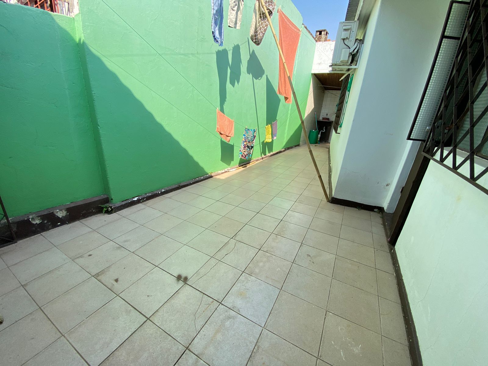 Casa à Venda Próxima ao Centro com 2 Dormitórios, 2 Banheiros e Pátio