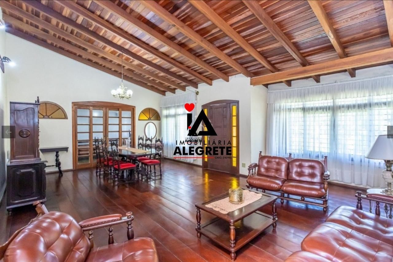 Ampla casa com apartamento e terraço na melhor localização d