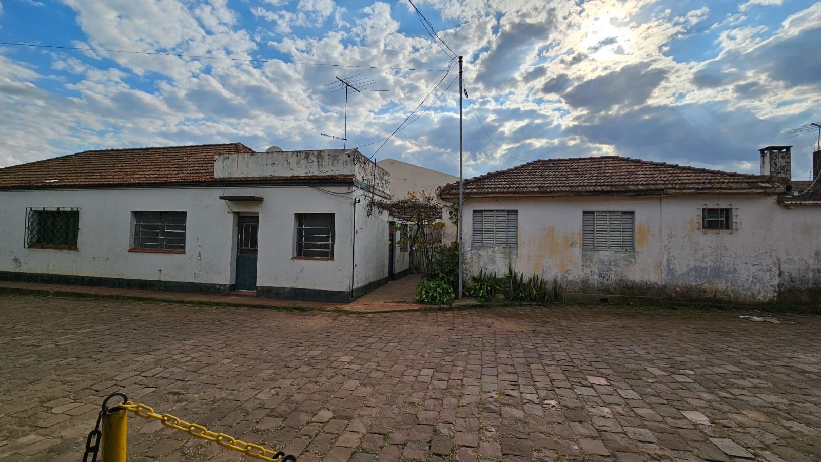 Oportunidade Imperdível: Casa Comercial com Terreno Amplo para venda.