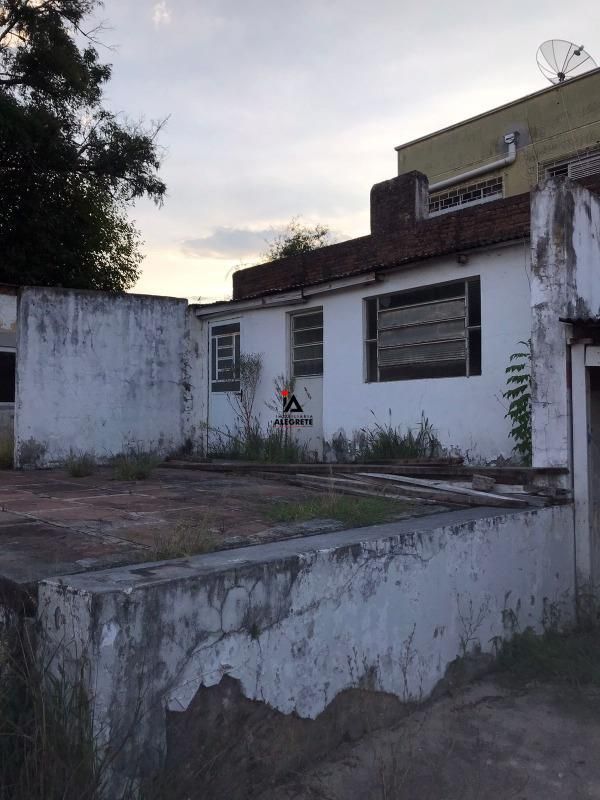 Espaçosa Sala Comercial Coberta com Dois Banheiros e Amplo Pátio