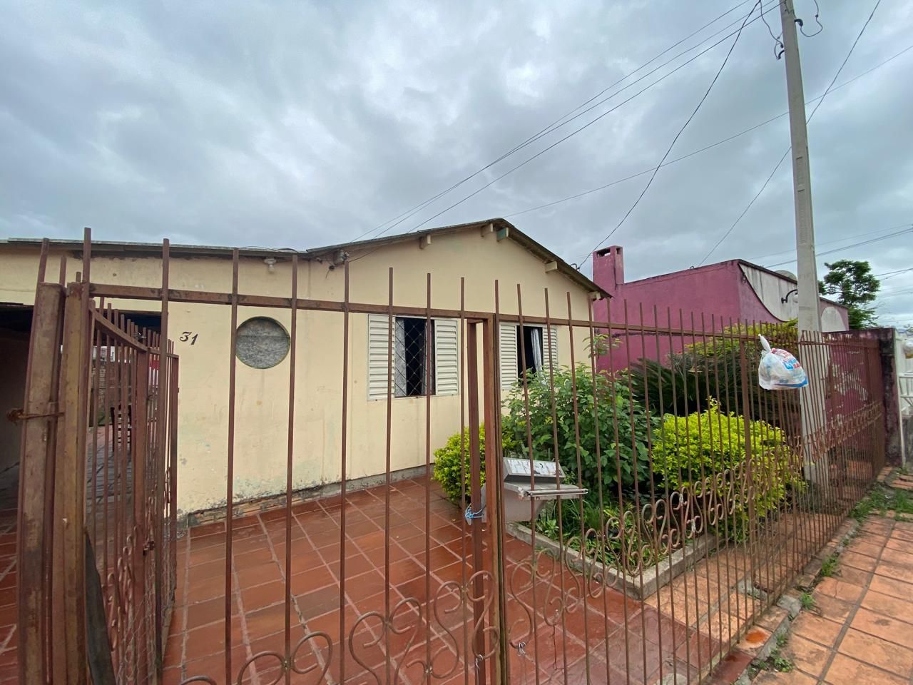 Casa à venda no bairro restinga – 3 dormitórios, pátio e gar
