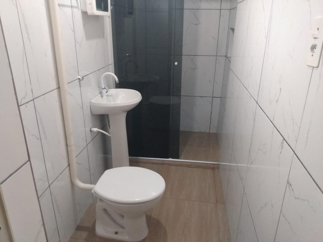 Casa a venda com 2 quartos, cozinha e vaga de garagem para 2