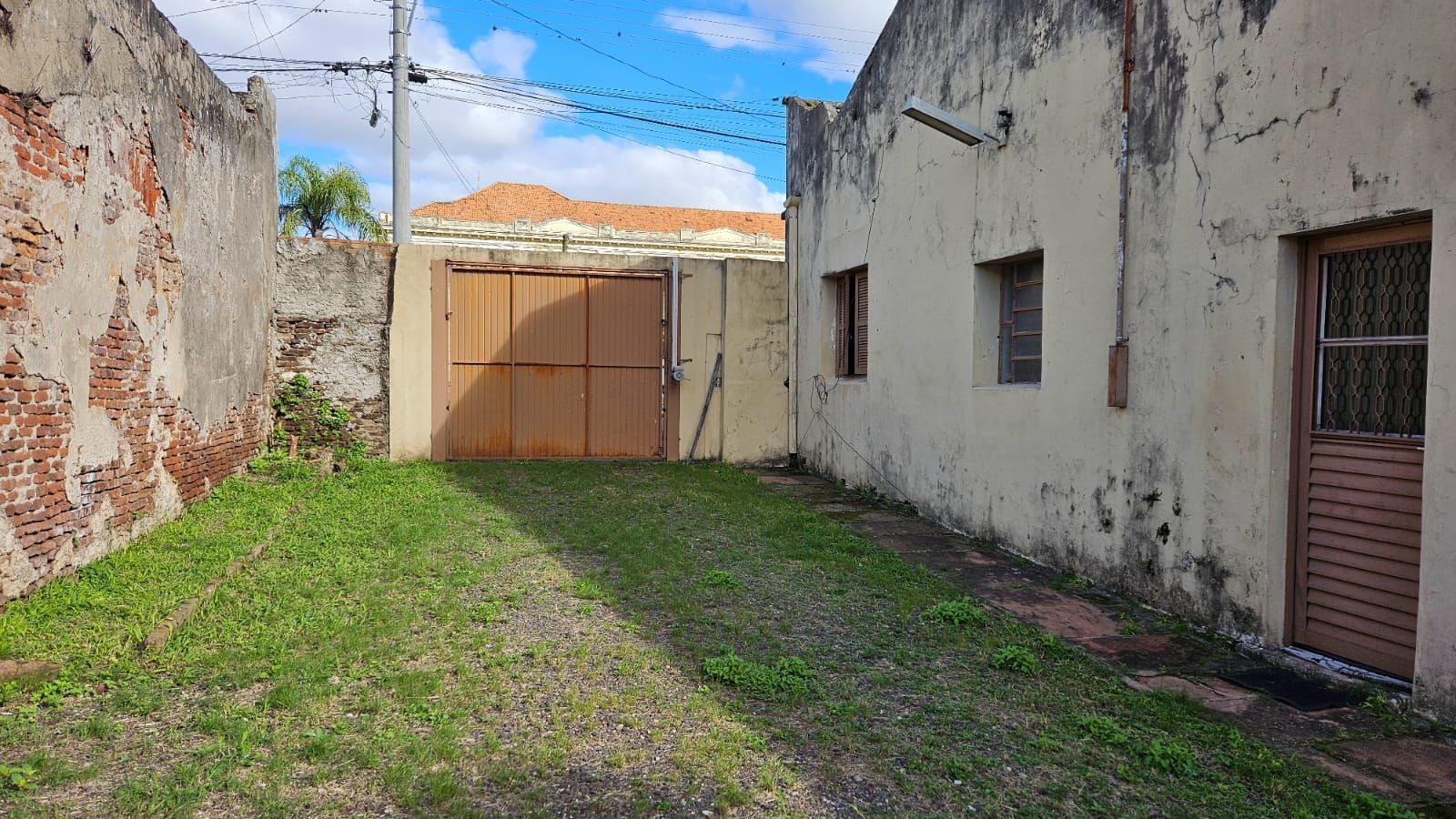 Casa à Venda no Centro: Ampla Residência com Pátio