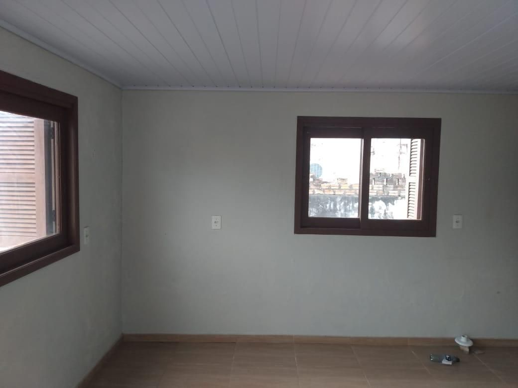 Casa a venda com 2 quartos, cozinha e vaga de garagem para 2