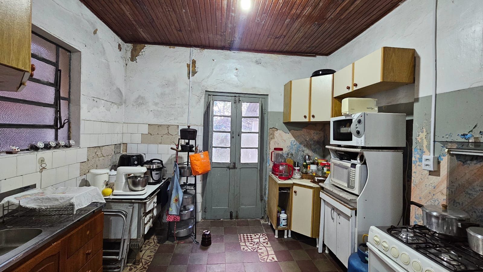 Casa à Venda no Centro: Ampla Residência com Pátio