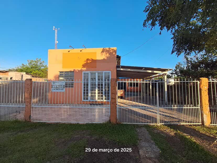 Casa a venda com 2 dormitórios e sala comercial na frente - foto 1