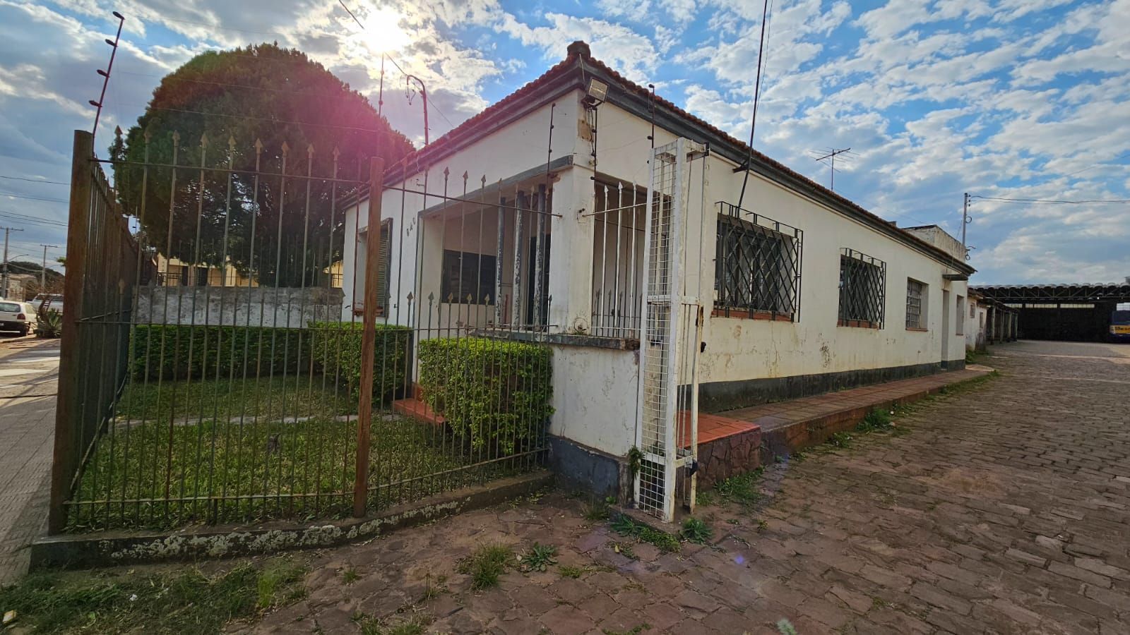 Oportunidade Imperdível: Casa Comercial com Terreno Amplo para venda.