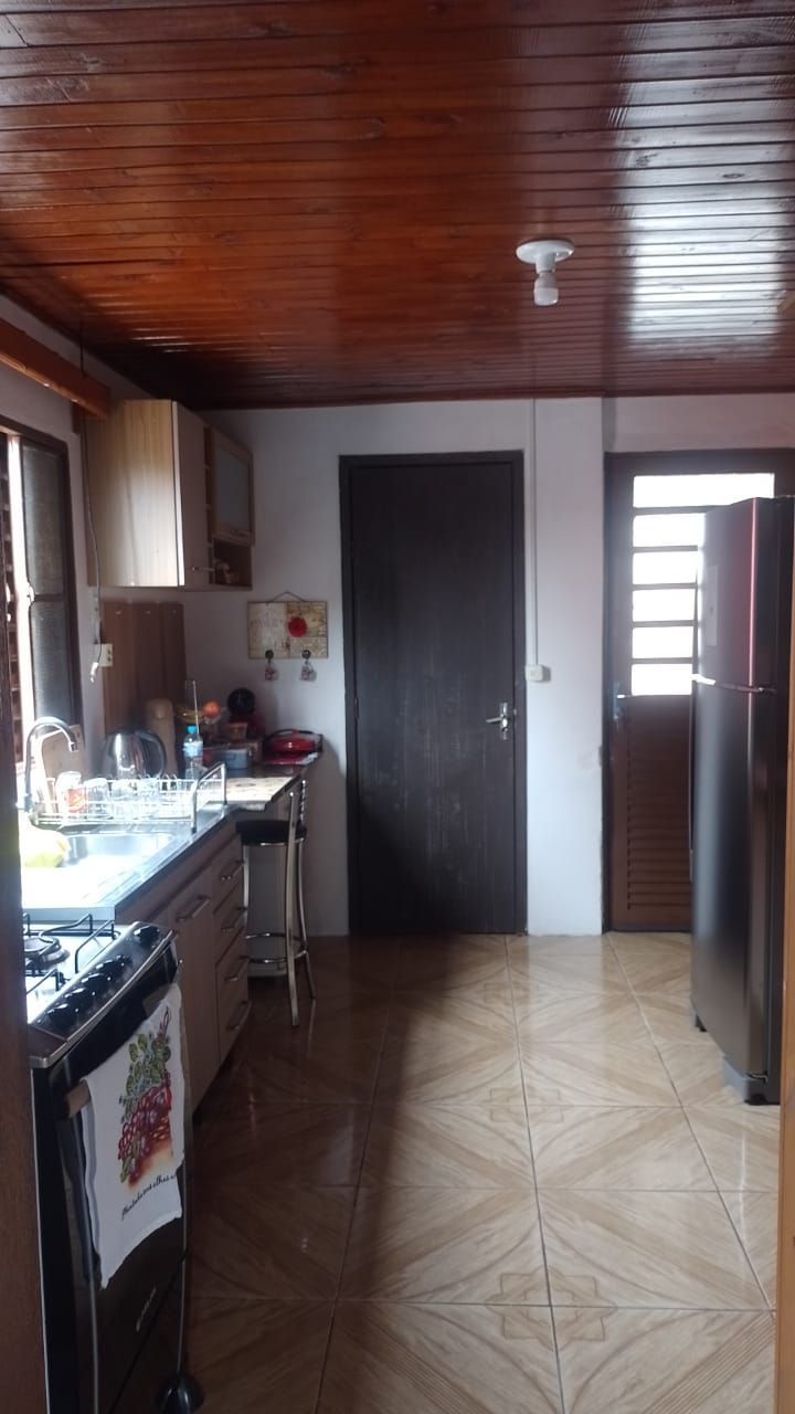 Casa à venda com 3 dormitórios e amplo espaço interno!