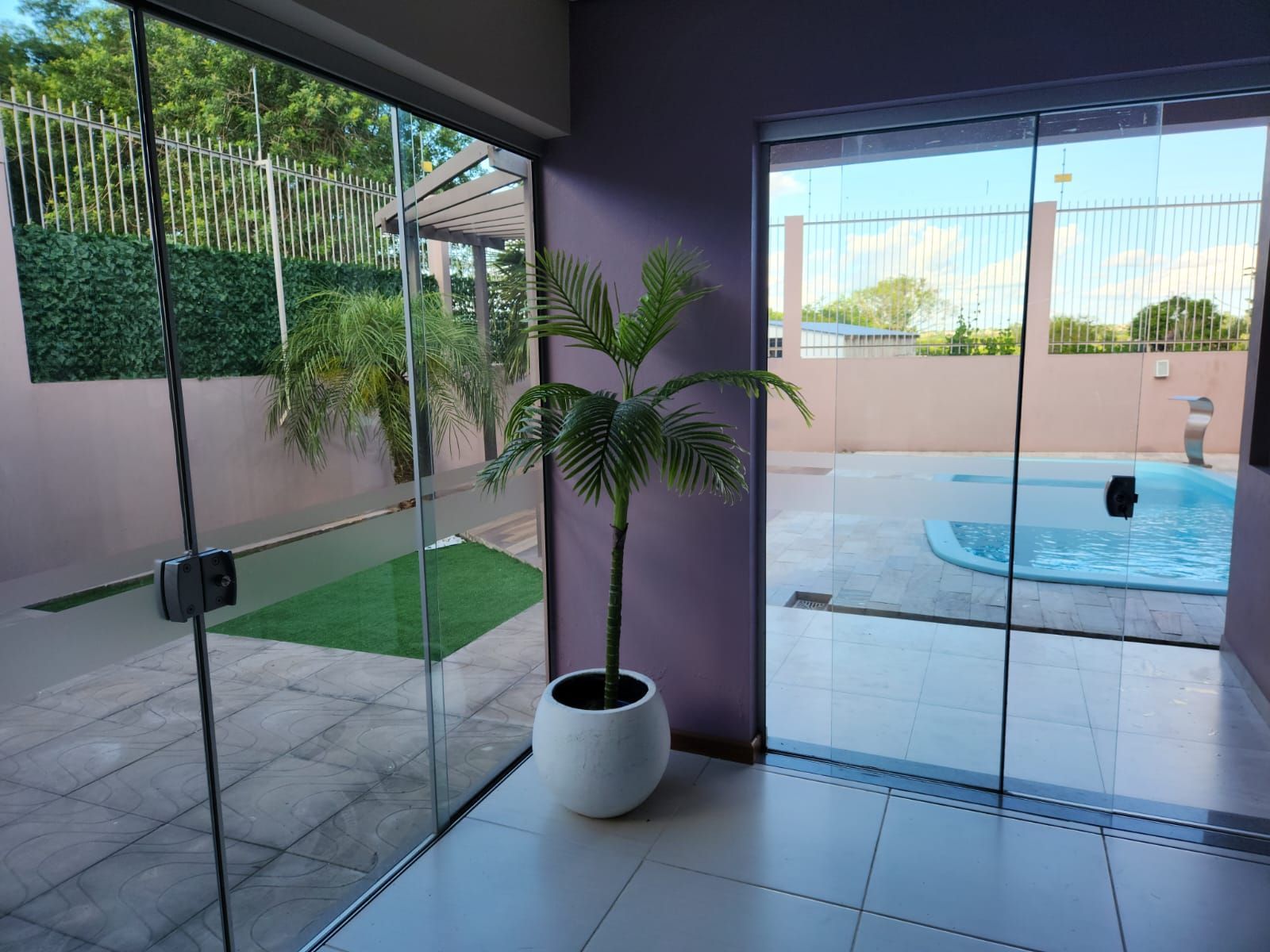 Casa a venda com 4 quartos e piscina além de posição solar p