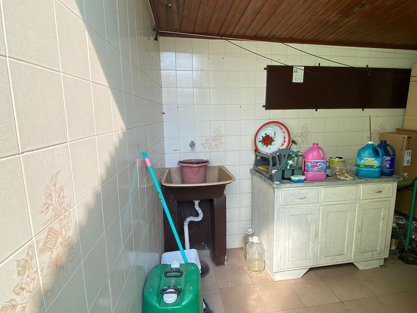 Casa à Venda Próxima ao Centro com 2 Dormitórios, 2 Banheiros e Pátio