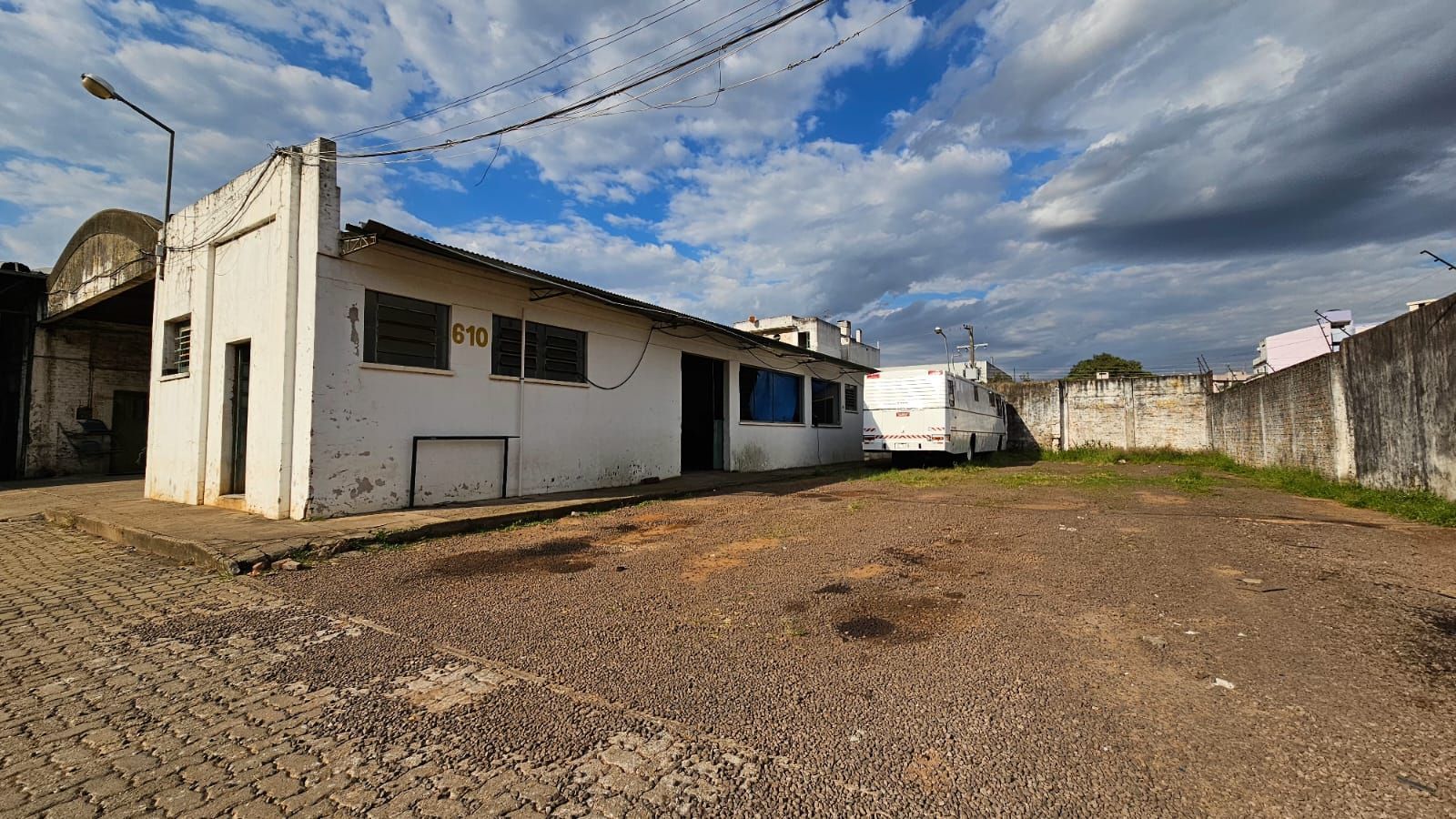 Oportunidade Imperdível: Casa Comercial com Terreno Amplo para venda.