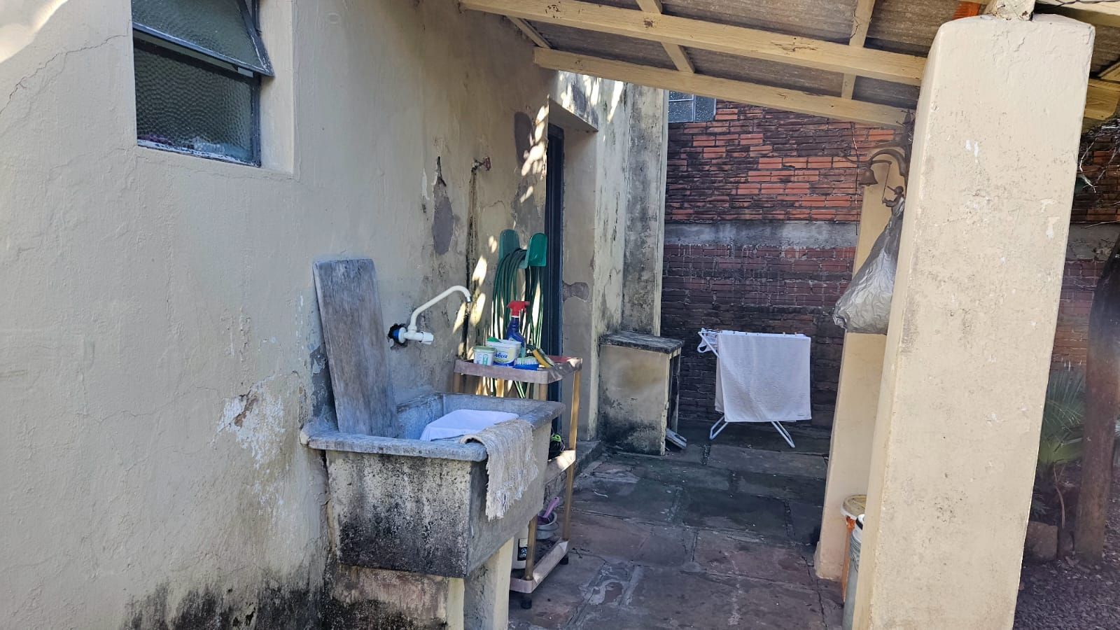 Casa à Venda no Centro: Ampla Residência com Pátio