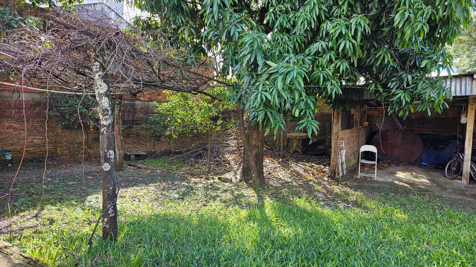 Casa à Venda no Centro: Ampla Residência com Pátio