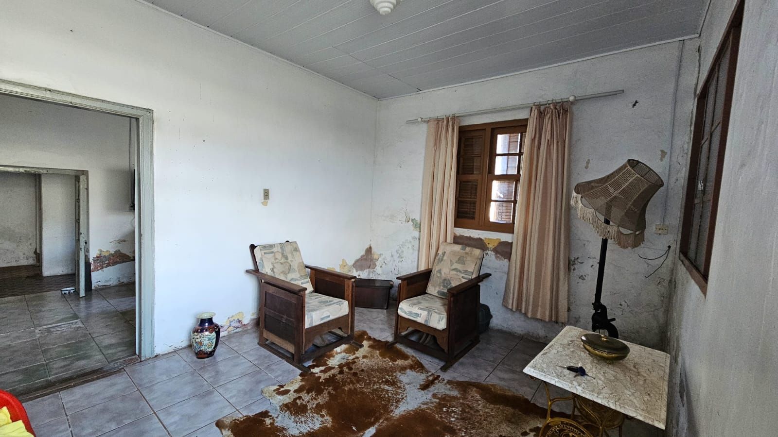 Casa à Venda no Centro: Ampla Residência com Pátio