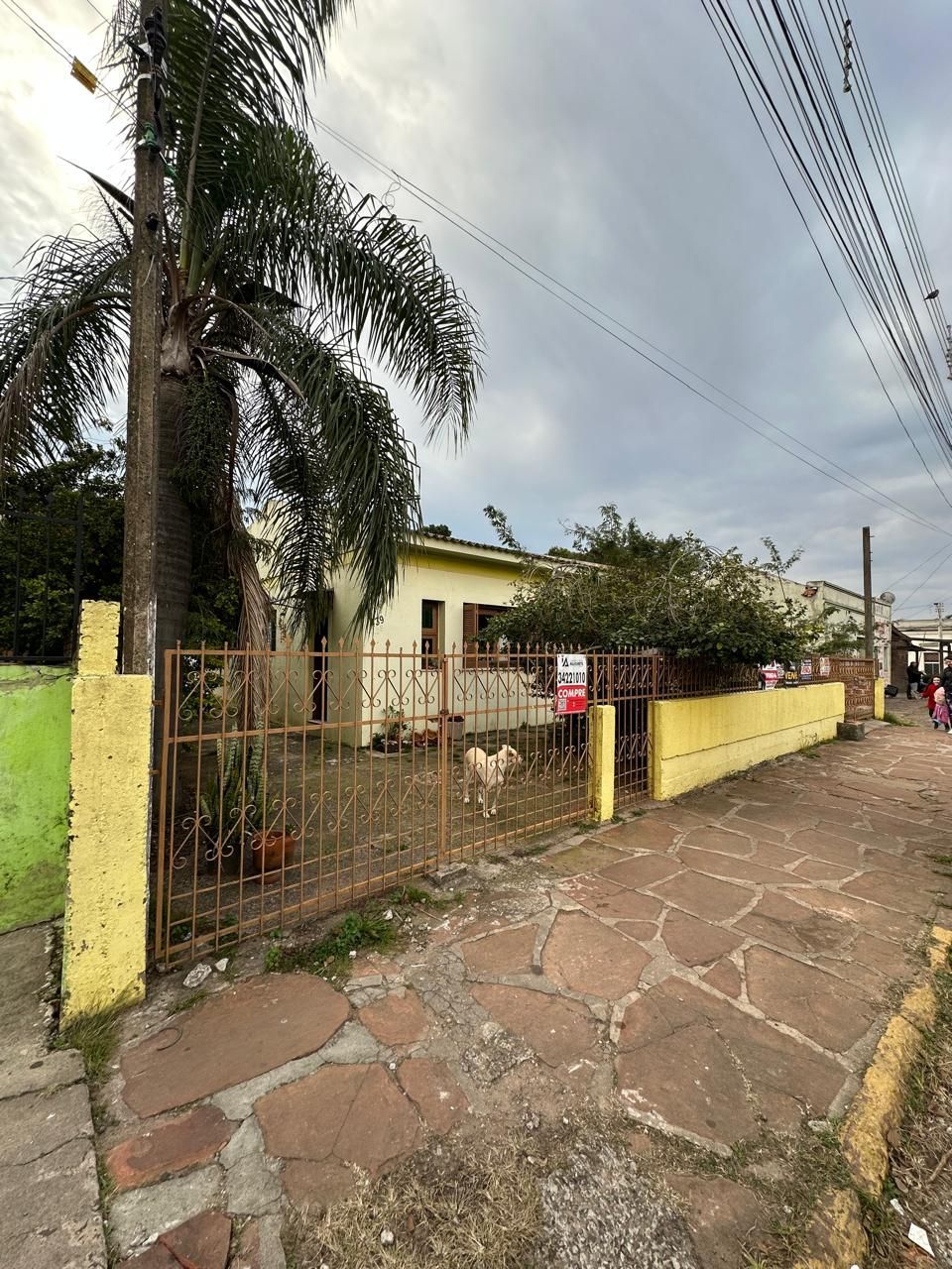 Casa a venda de três quartos com garagem e piscina