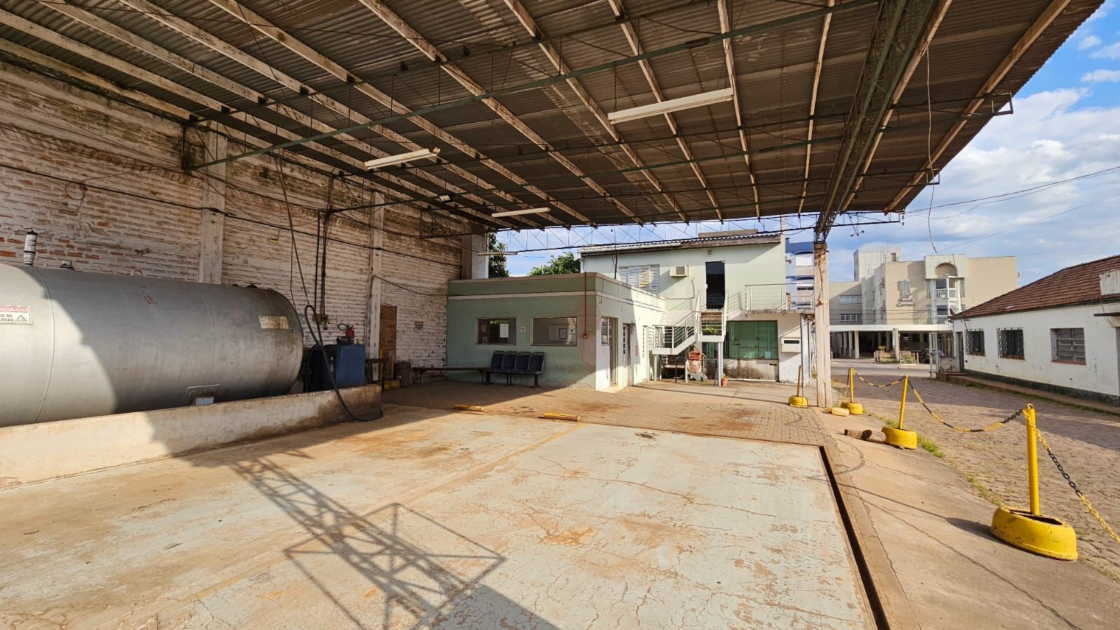 Oportunidade Imperdível: Casa Comercial com Terreno Amplo para venda.