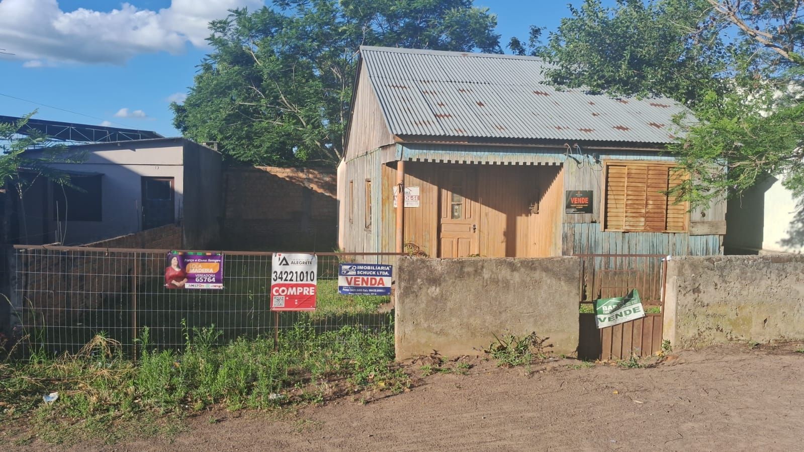 Terreno à Venda no Bairro Vera Cruz – 12,5x20m com Casa de Madeira