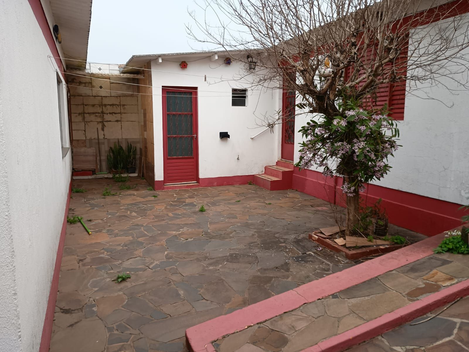 Casa ampla à venda na Vila Inês – 3 dormitórios, lareira e churrasqueira