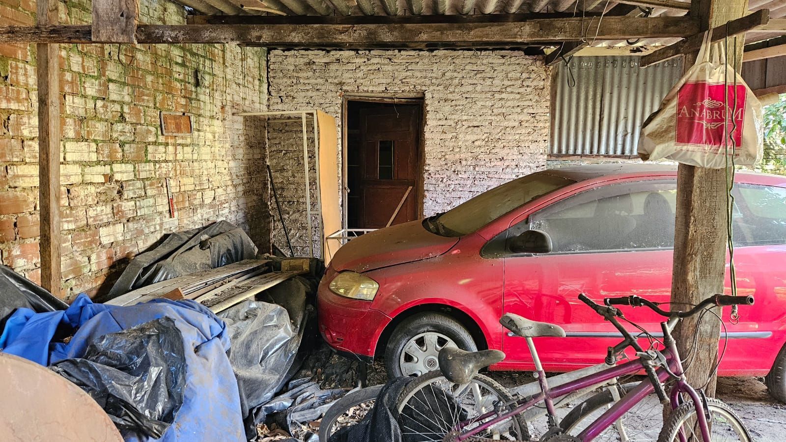 Casa à Venda no Centro: Ampla Residência com Pátio