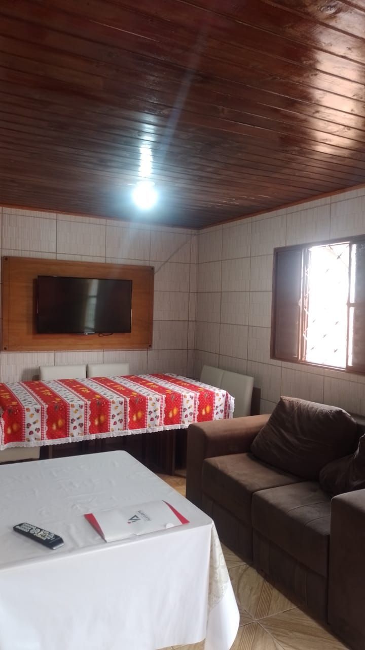 Casa à venda com 3 dormitórios e amplo espaço interno!