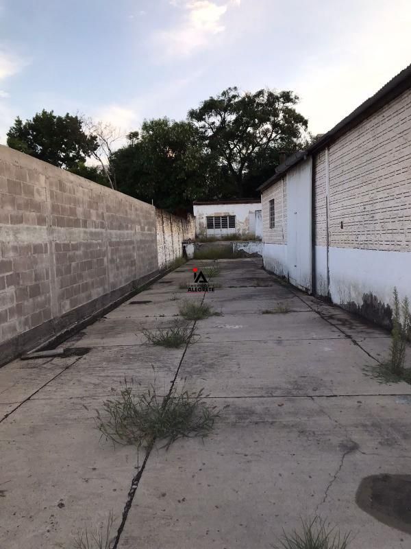 Espaçosa Sala Comercial Coberta com Dois Banheiros e Amplo Pátio