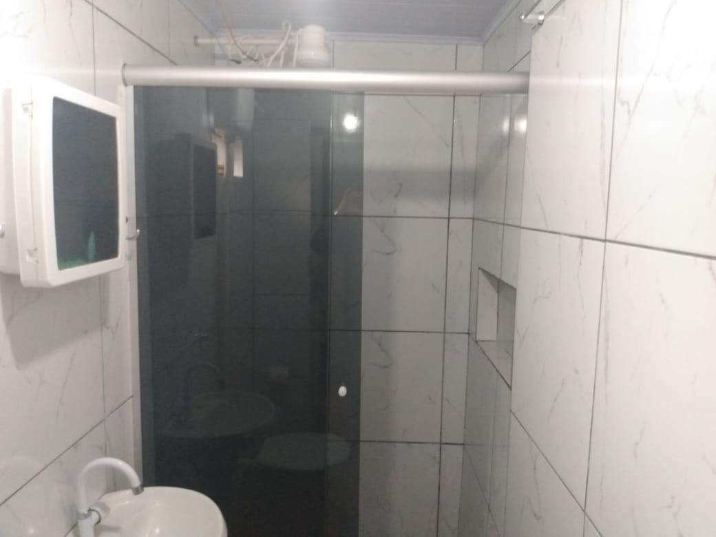Casa a venda com 2 quartos, cozinha e vaga de garagem para 2