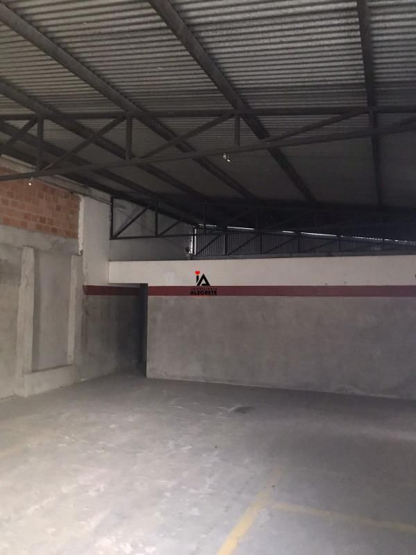 Espaçosa Sala Comercial Coberta com Dois Banheiros e Amplo Pátio