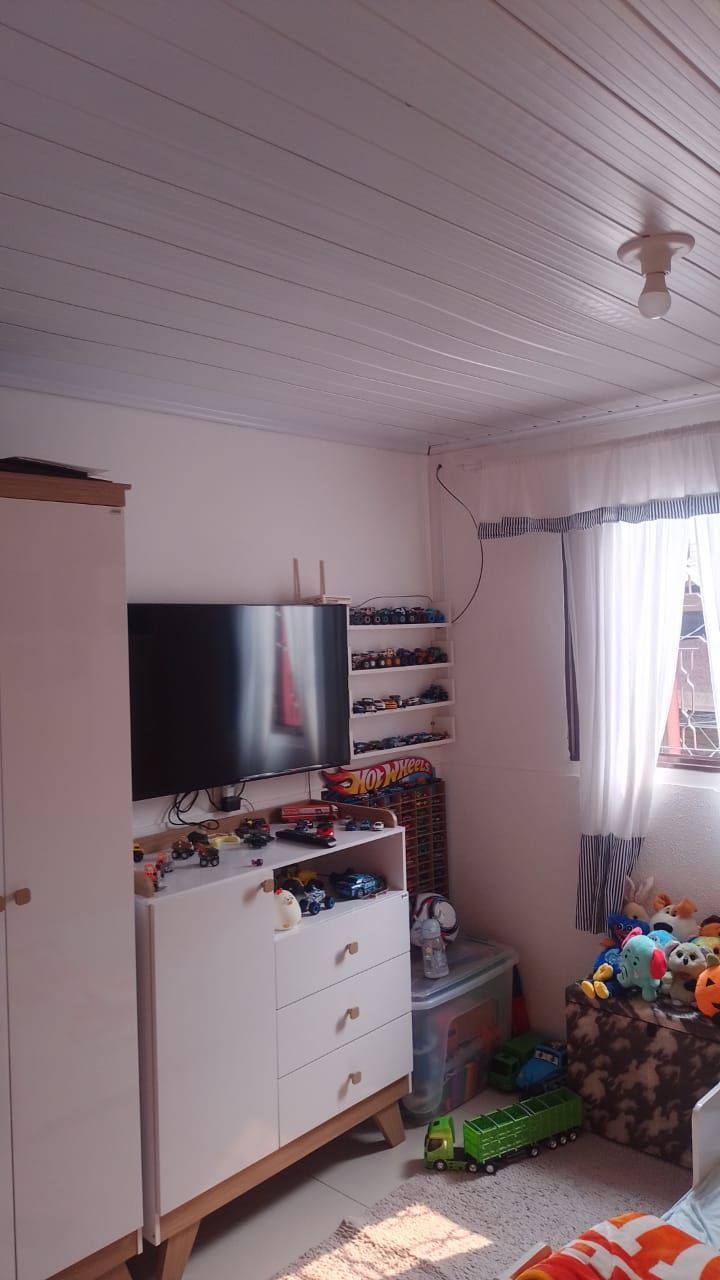 Casa à venda com 3 dormitórios e amplo espaço interno!