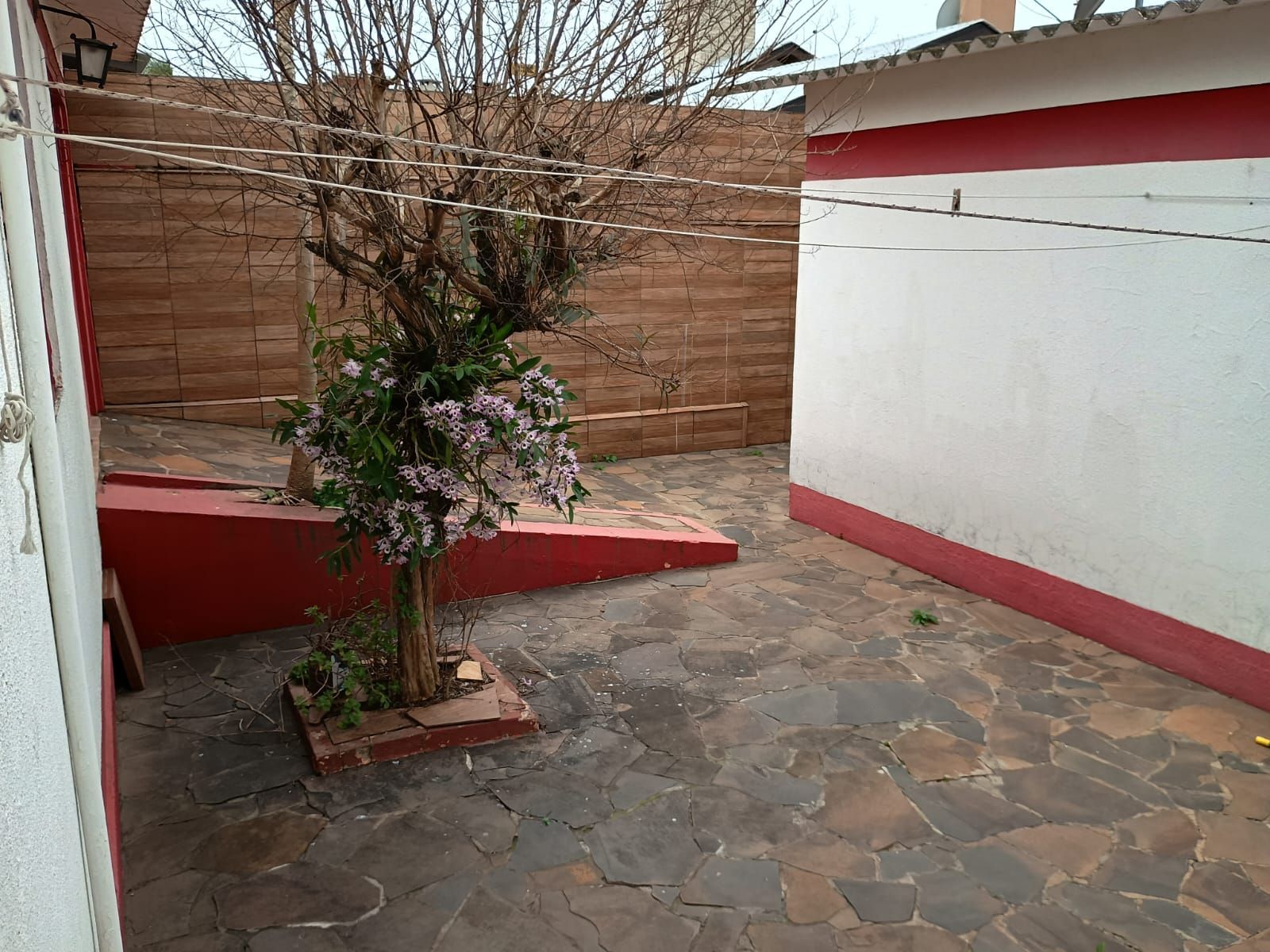 Casa ampla à venda na Vila Inês – 3 dormitórios, lareira e churrasqueira