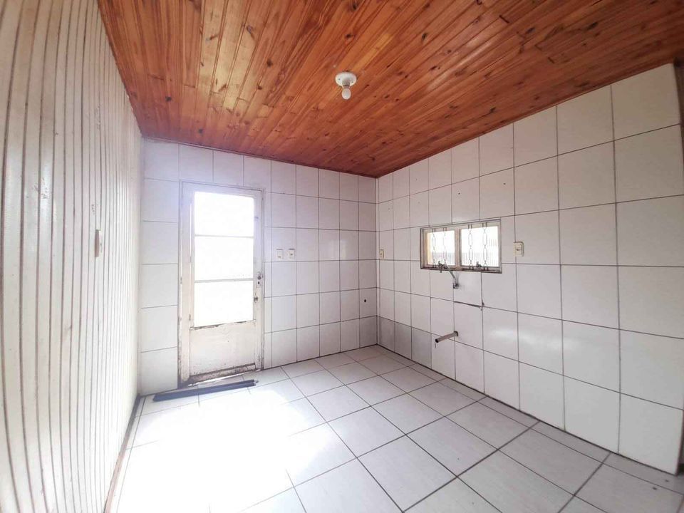 Casa com 2 dormitórios e amplo terreno à venda – 294m²