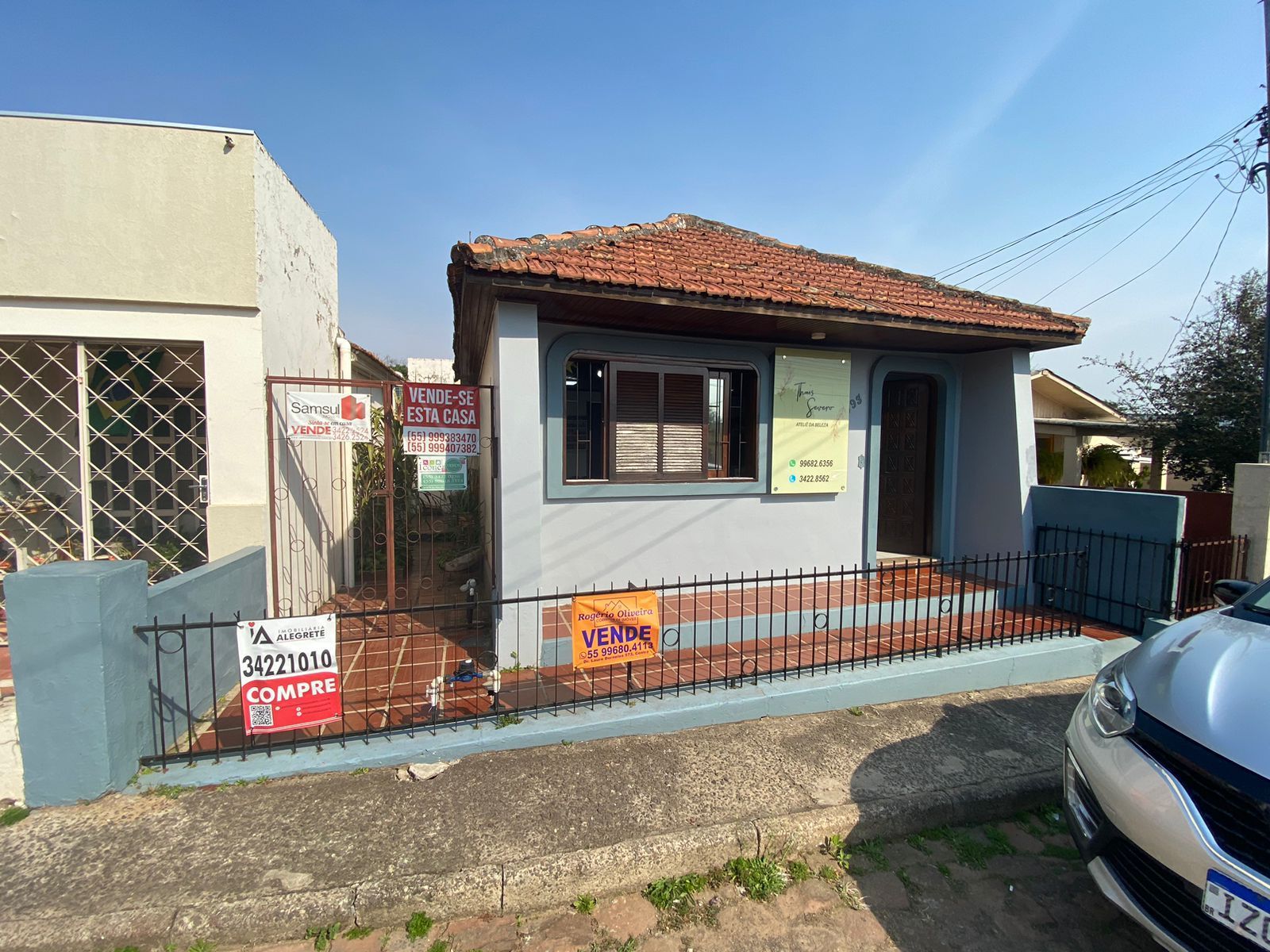 Casa à Venda Próxima ao Centro com 2 Dormitórios, 2 Banheiros e Pátio
