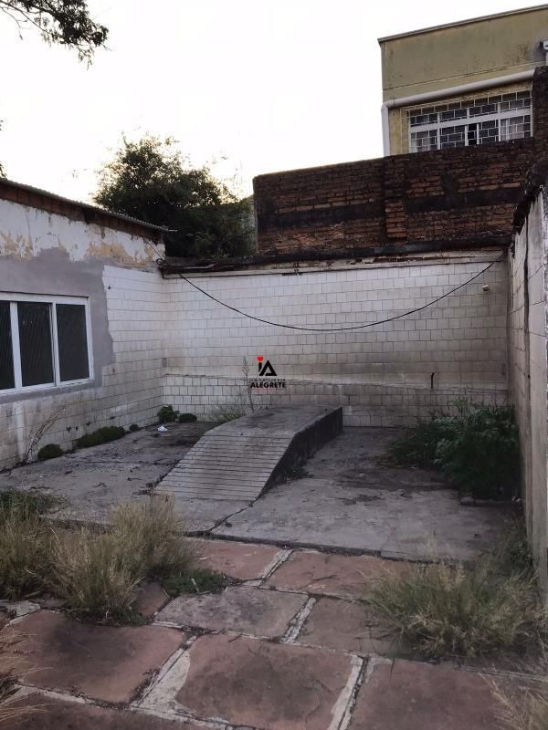 Espaçosa Sala Comercial Coberta com Dois Banheiros e Amplo Pátio