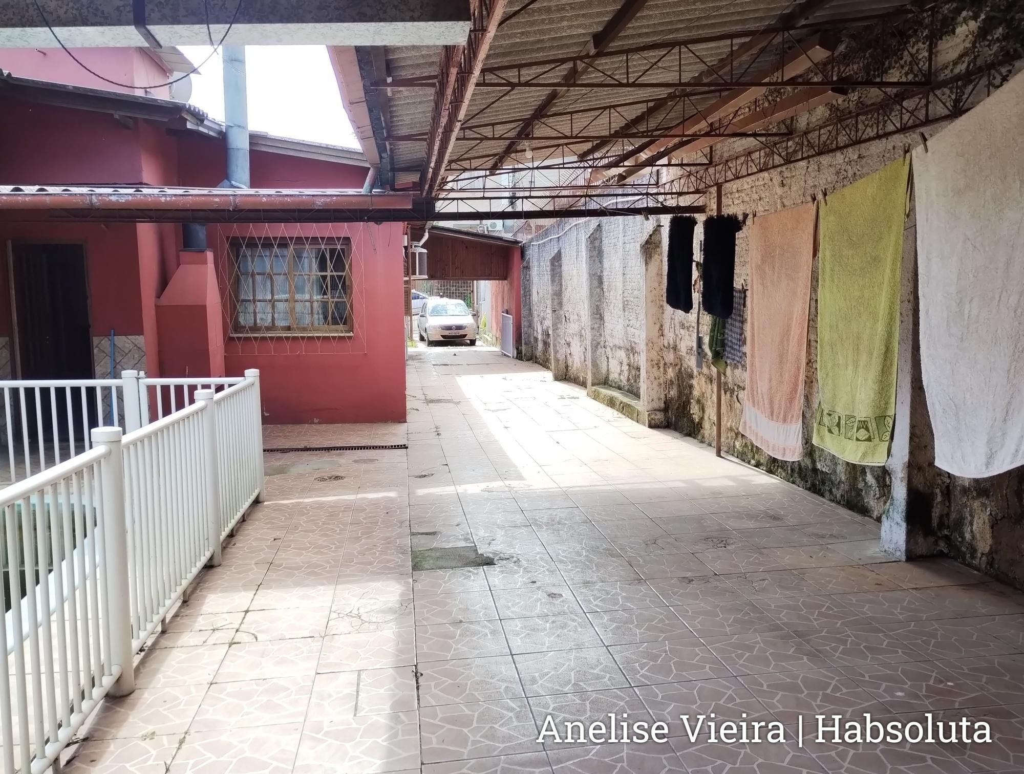 Amplo pátio nos fundos com piscina cercada, ideal para o lazer da família na Zona Sul de Porto Alegre.
