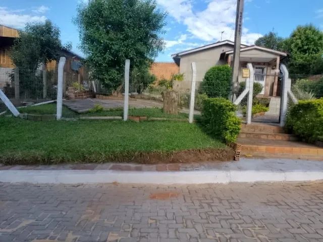 Casa 2 dormitórios no bairro Piratini