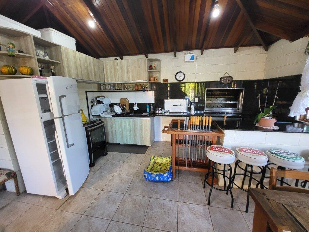 Casa de Condomínio à venda com 4 quartos, 231m² - Foto 2