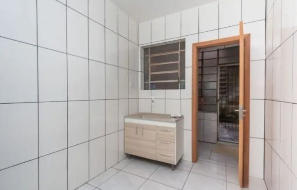 Apartamento de 2 dormitórios térreo DESOCUPADO no bairro Praia de Belas — foto 4