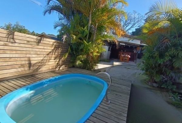 Casa no bairro Jardim do Salso com 2 dormitórios e 4 vagas