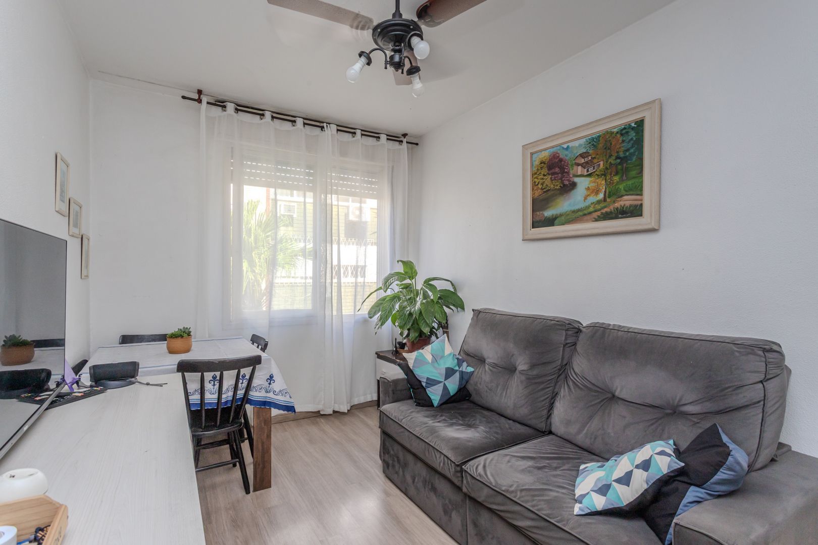 Apartamento com 46m², 2 dormitórios no bairro Cavalhada em Porto Alegre para Comprar