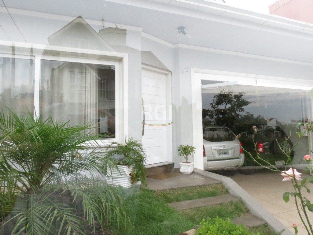 Casa à venda com 3 quartos, 221m² - Foto 1