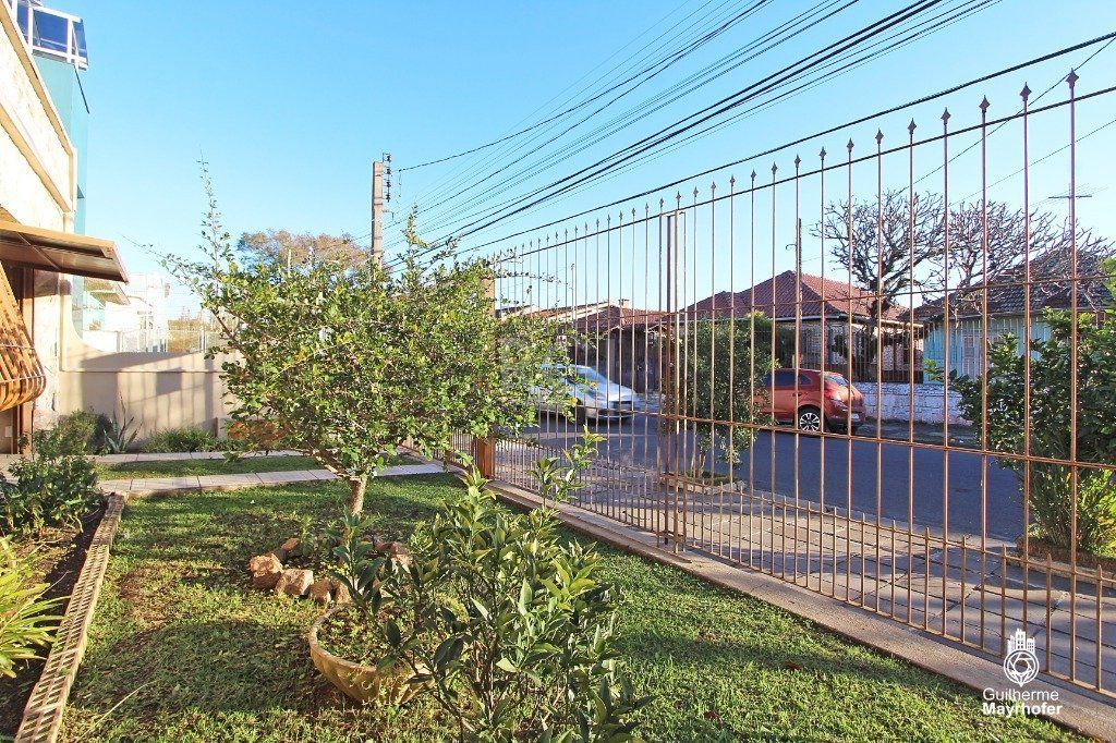 Casa no bairro Cavalhada de 3 dormitórios e amplo pátio