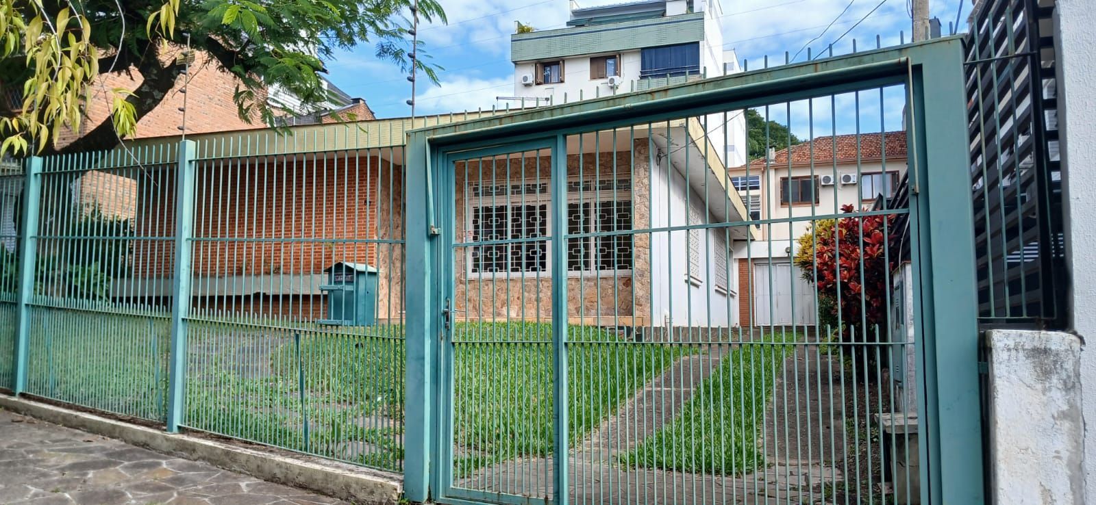 Casa no Menino Deus de 3 dormitórios e 5 vagas DESOCUPADA