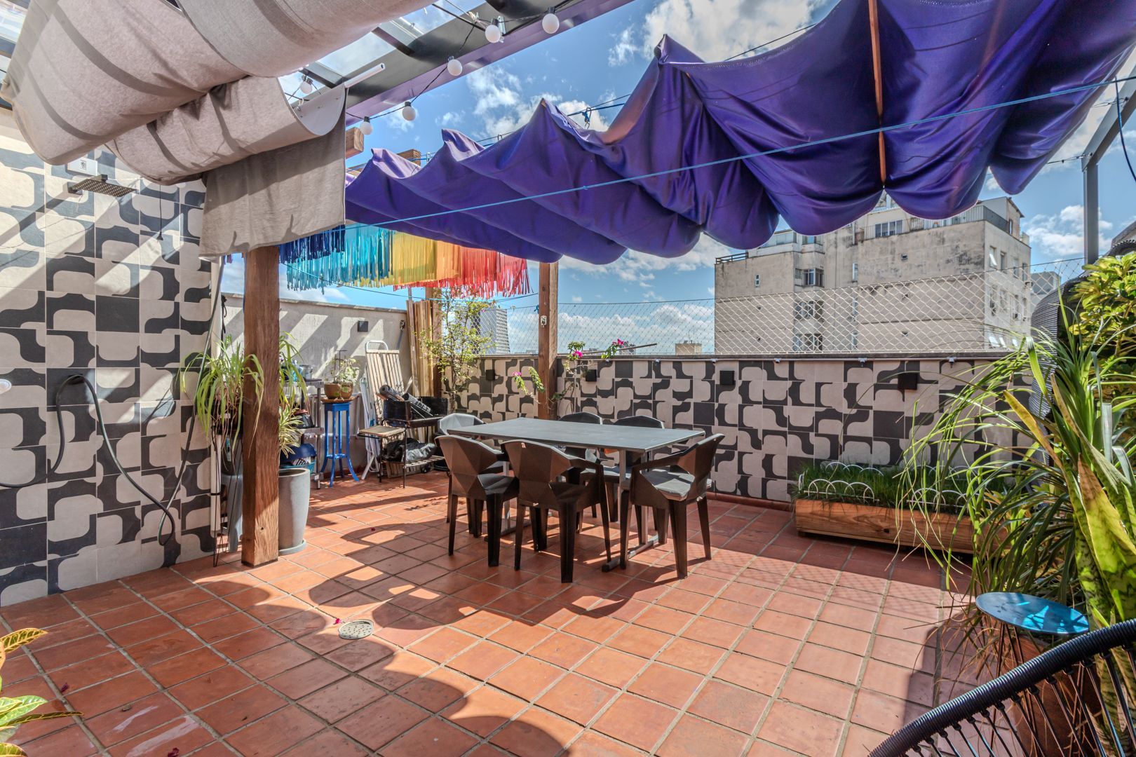 Excelente e aconchegante cobertura localizada na Rua Sarmento Leite, reformada a menos de dois anos, com excelente área privativa de 112m². Espaço gourmet integrado com copa + sala + terraço