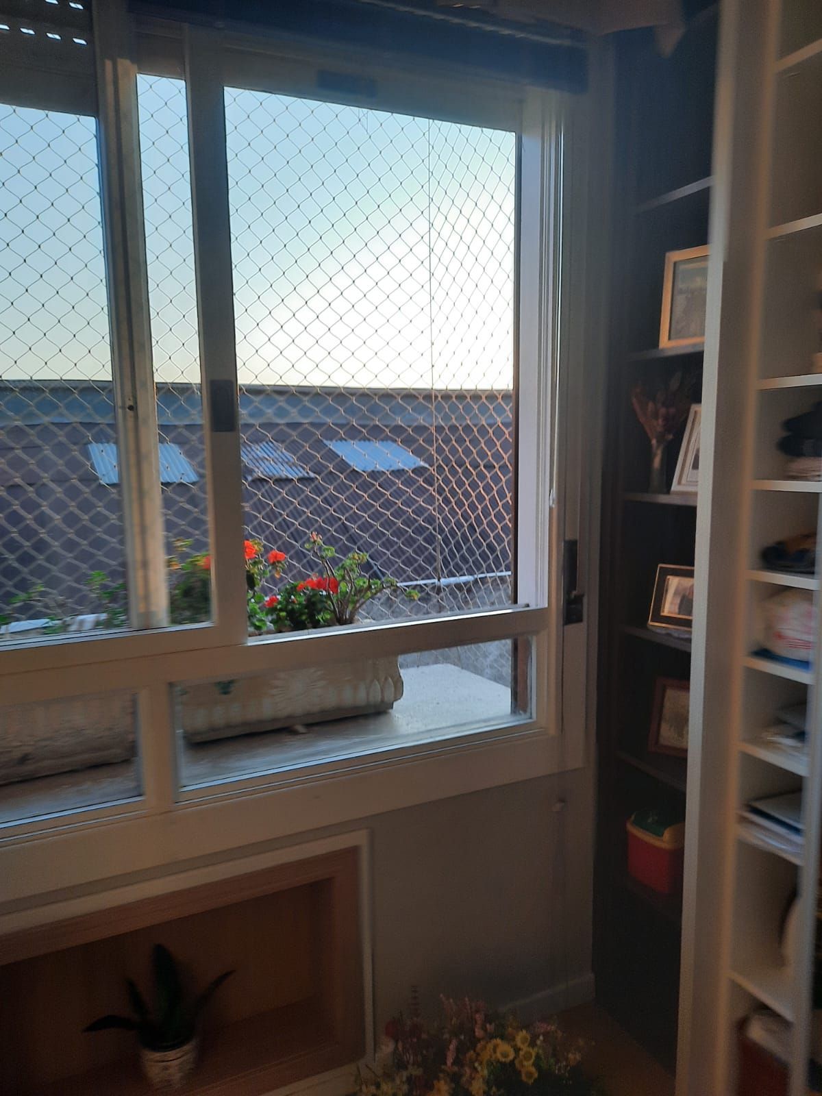 Apartamento à venda 02 dormitórios e vaga, no bairro Floresta, em Porto Alegre.