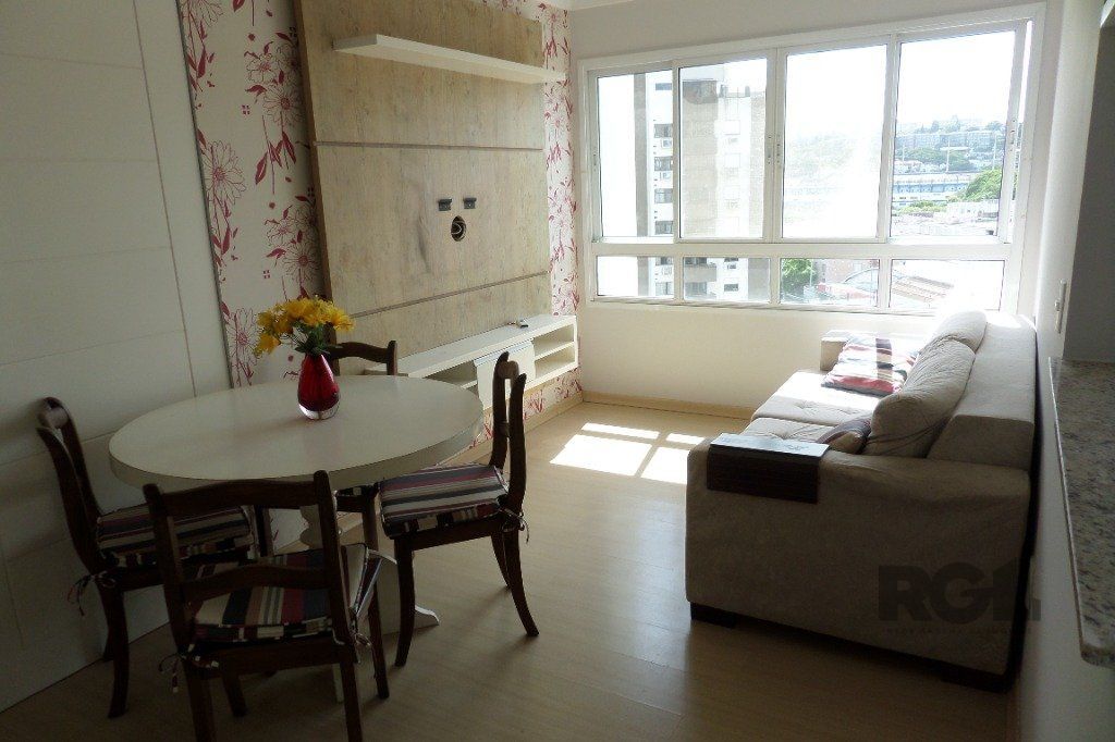 Apartamento no Menino Deus de 2 dormitórios e vaga