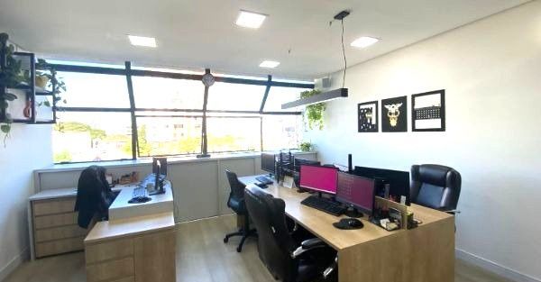 Sala comercial no bairro Petrópolis MOBILIADA com vaga — foto 2