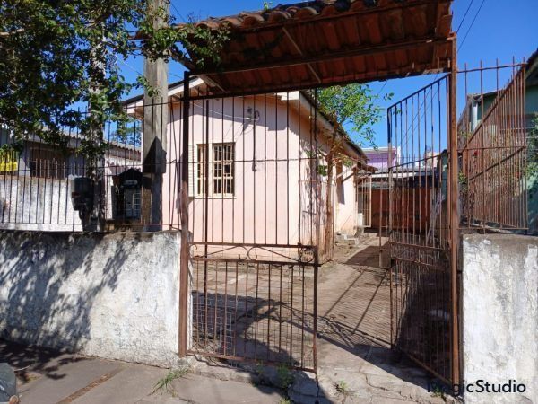 Terreno com 2 Casas de alvenaria no bairro Sarandi