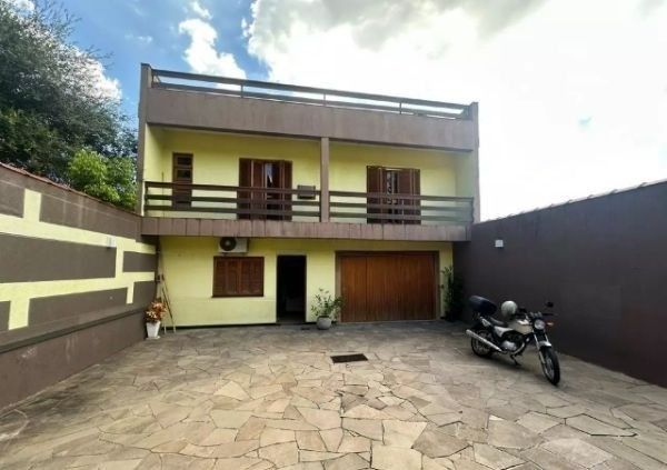 Ótima casa no bairro Jardim Lindóia, com 4 quartos, pátio amplo e área com churrasqueira