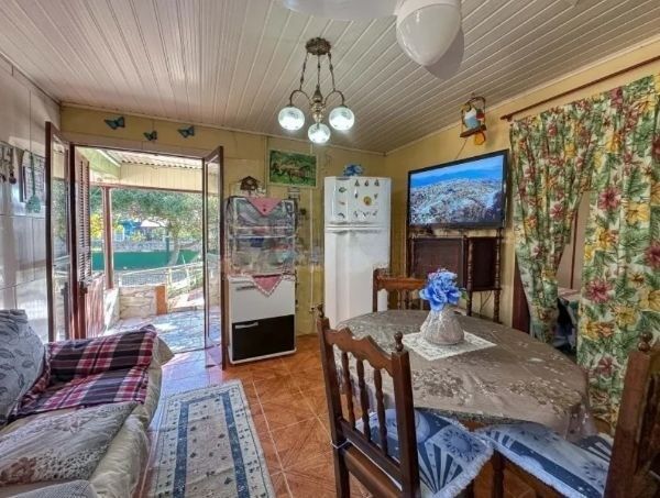 Casa no Balneário de Pinhal de 3 dormitórios e amplo pátio